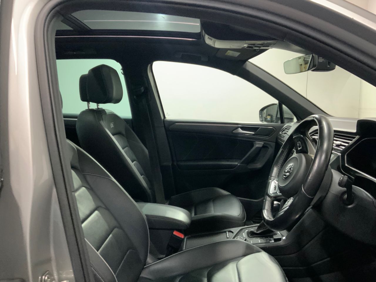 2018 VOLKSWAGEN TIGUAN 2.0 TSI R-Line SUV 5dr Petrol DSG 4Motion Euro 6 (s/s) (180 ps) - vehicle photo 15 for sale on PureCar