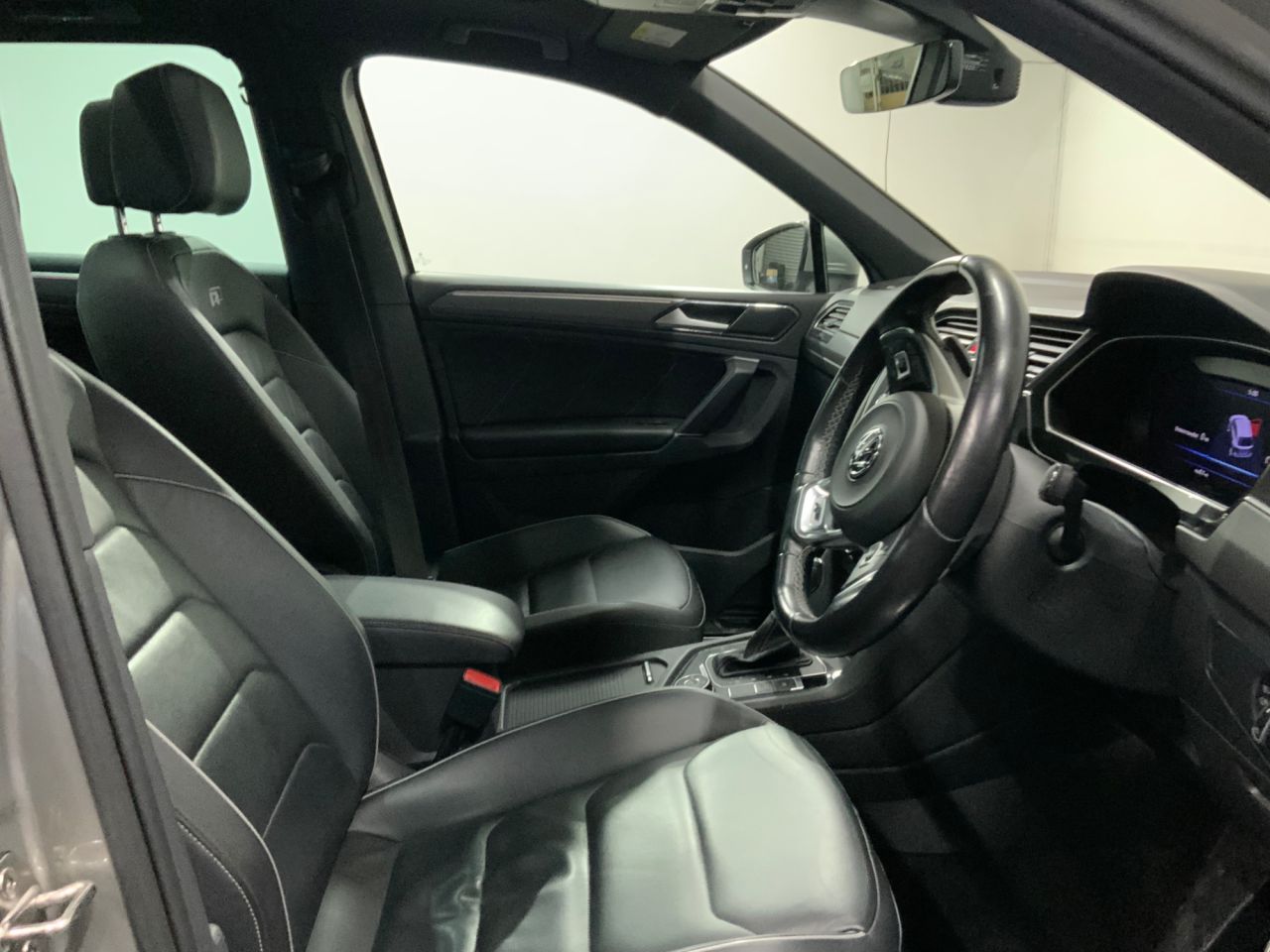2018 VOLKSWAGEN TIGUAN 2.0 TSI R-Line SUV 5dr Petrol DSG 4Motion Euro 6 (s/s) (180 ps) - vehicle photo 16 for sale on PureCar