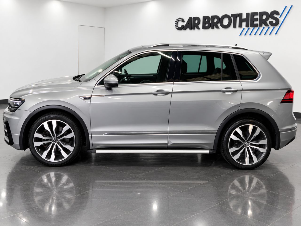 2018 VOLKSWAGEN TIGUAN 2.0 TSI R-Line SUV 5dr Petrol DSG 4Motion Euro 6 (s/s) (180 ps) - vehicle photo 4 for sale on PureCar