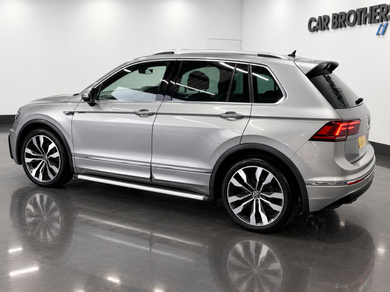2018 VOLKSWAGEN TIGUAN 2.0 TSI R-Line SUV 5dr Petrol DSG 4Motion Euro 6 (s/s) (180 ps) - vehicle photo 9 for sale on PureCar