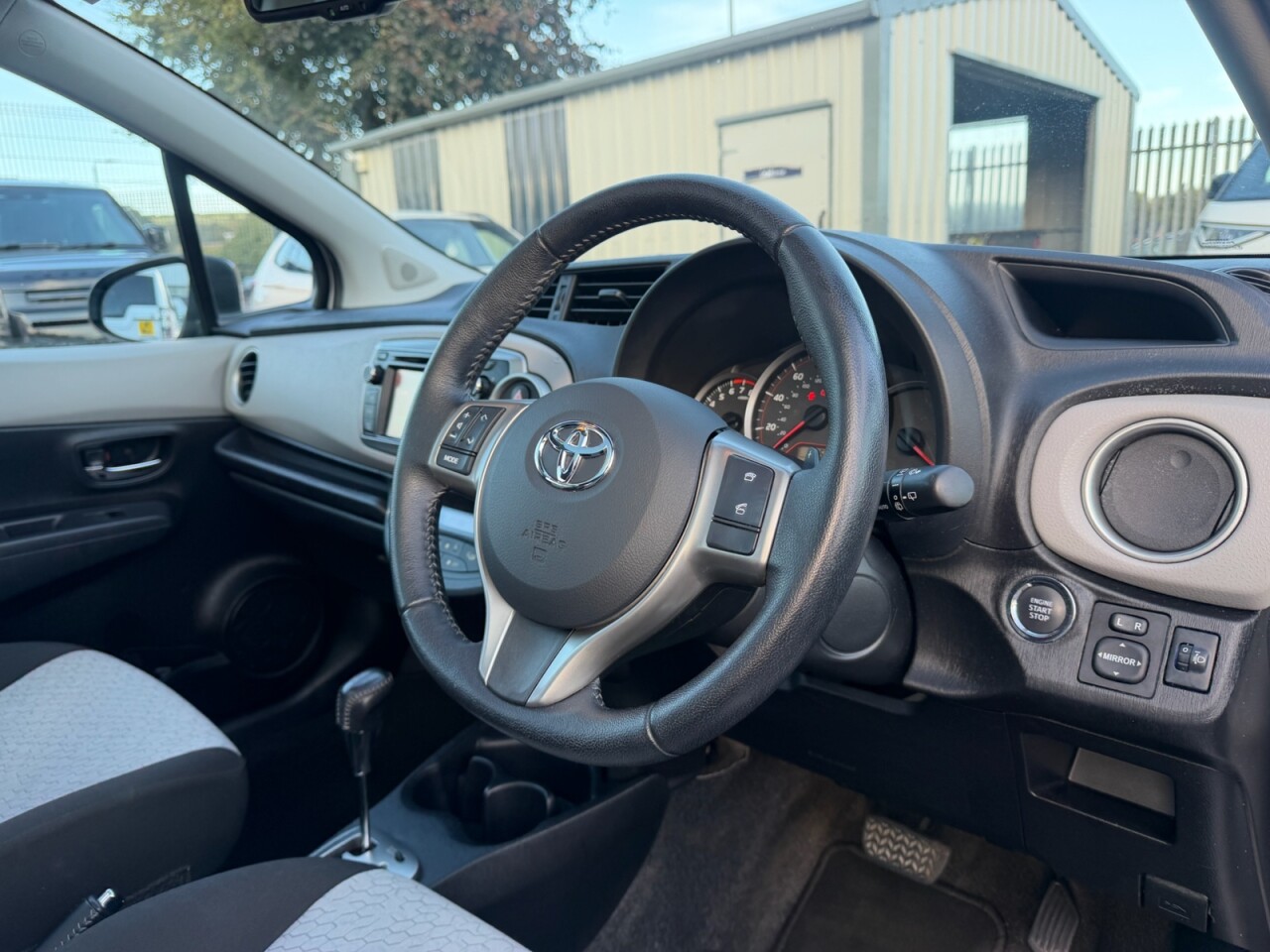 2011 TOYOTA YARIS 1.33 Dual VVT-i T Spirit Hatchback 5dr Petrol Multidrive S Euro 5 (101 ps) - vehicle photo 2 for sale on PureCar