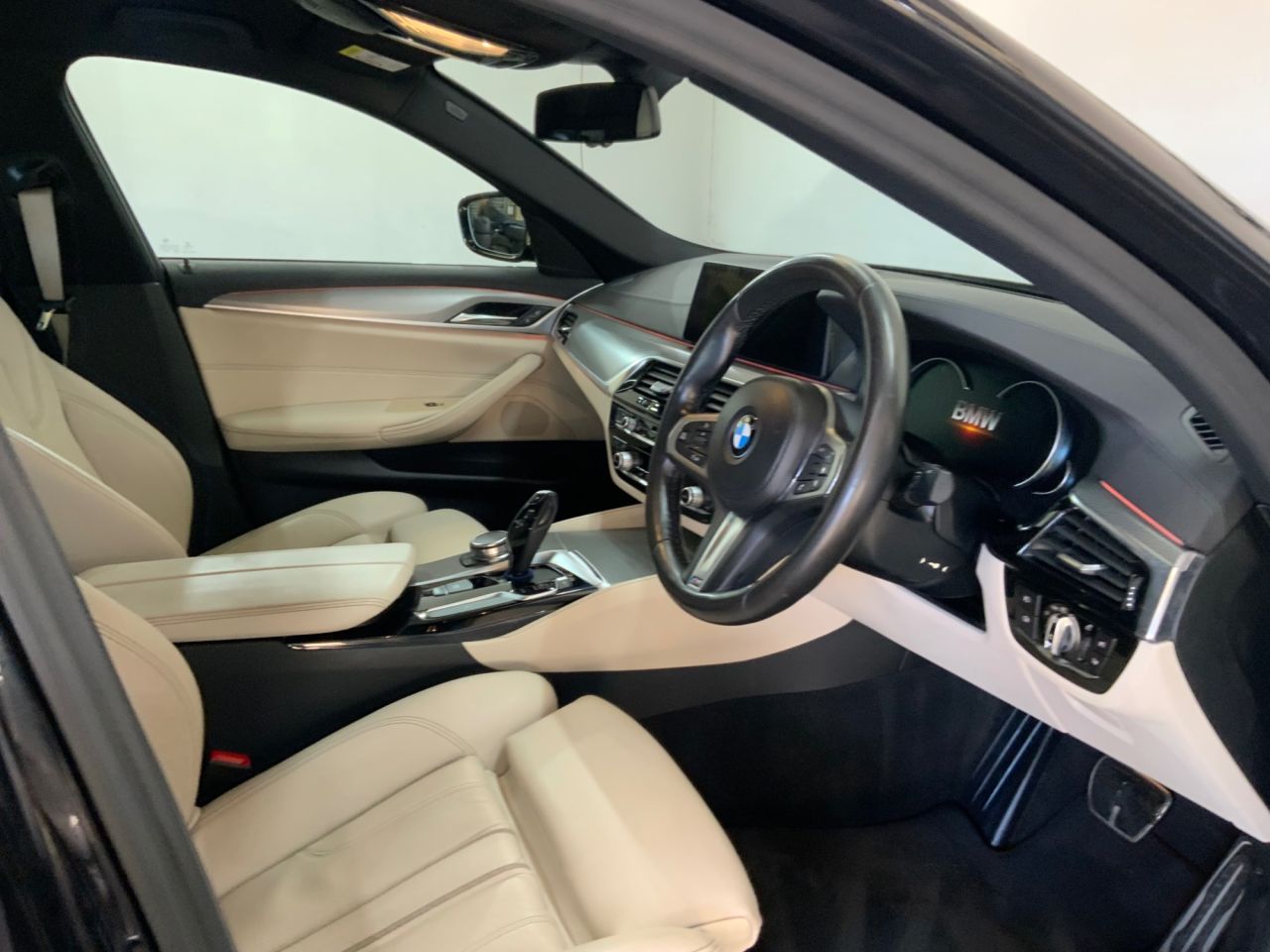 2018 BMW 5 SERIES 2.0 520d M Sport Saloon 4dr Diesel Auto Euro 6 (s/s) (190 ps) - vehicle photo 17 for sale on PureCar