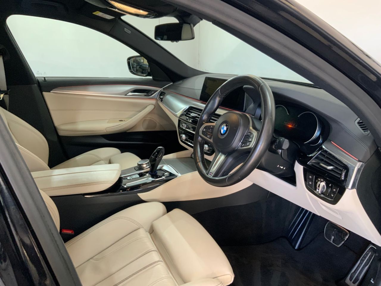 2018 BMW 5 SERIES 2.0 520d M Sport Saloon 4dr Diesel Auto Euro 6 (s/s) (190 ps) - vehicle photo 18 for sale on PureCar