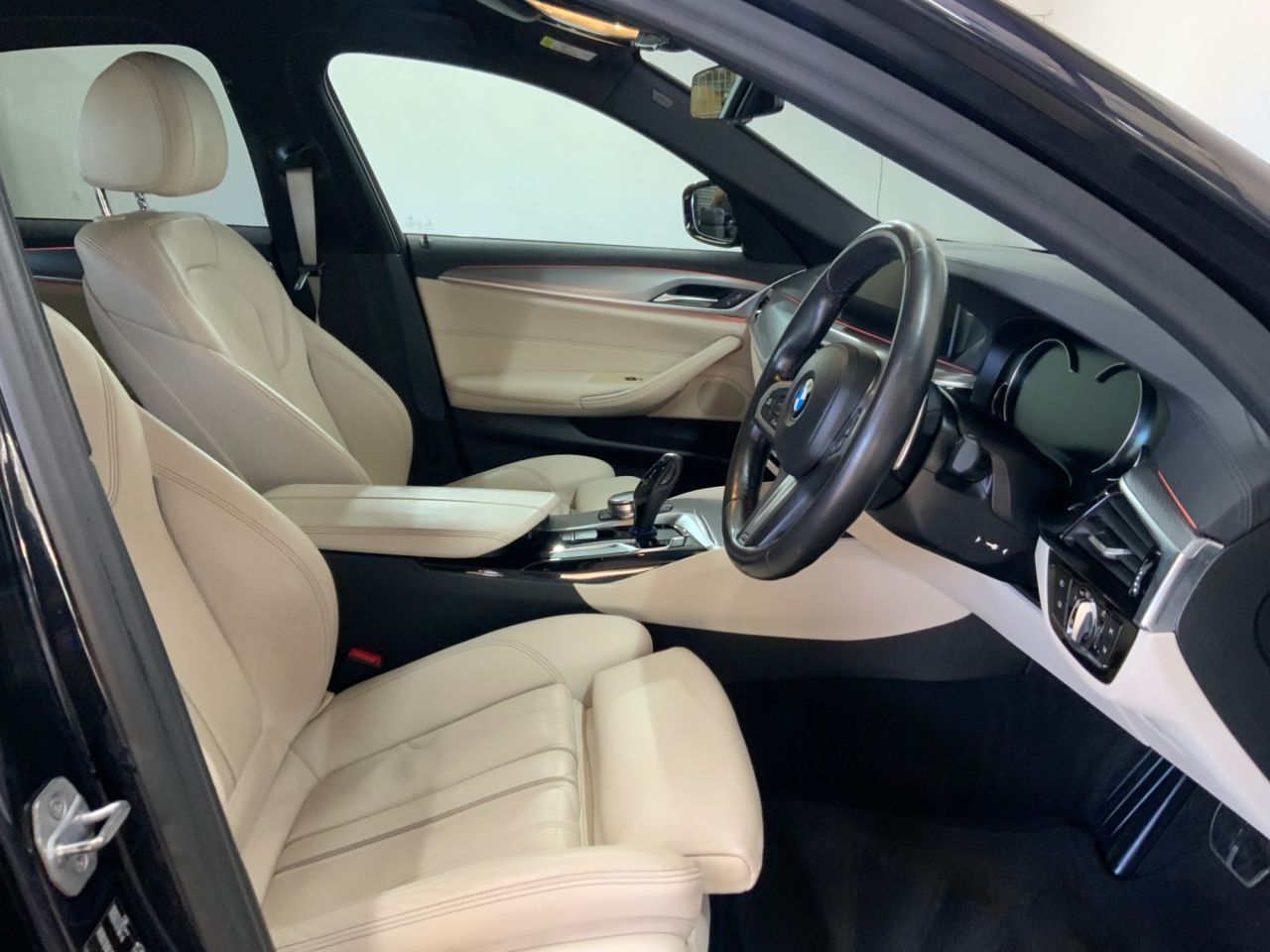 2018 BMW 5 SERIES 2.0 520d M Sport Saloon 4dr Diesel Auto Euro 6 (s/s) (190 ps) - vehicle photo 24 for sale on PureCar