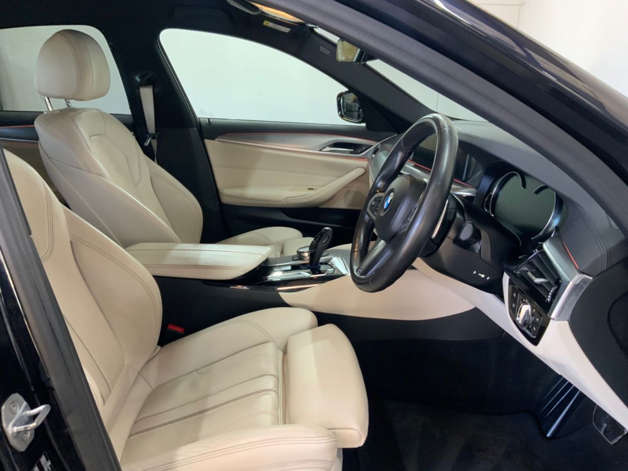2018 BMW 5 SERIES 2.0 520d M Sport Saloon 4dr Diesel Auto Euro 6 (s/s) (190 ps) - vehicle photo 25 for sale on PureCar