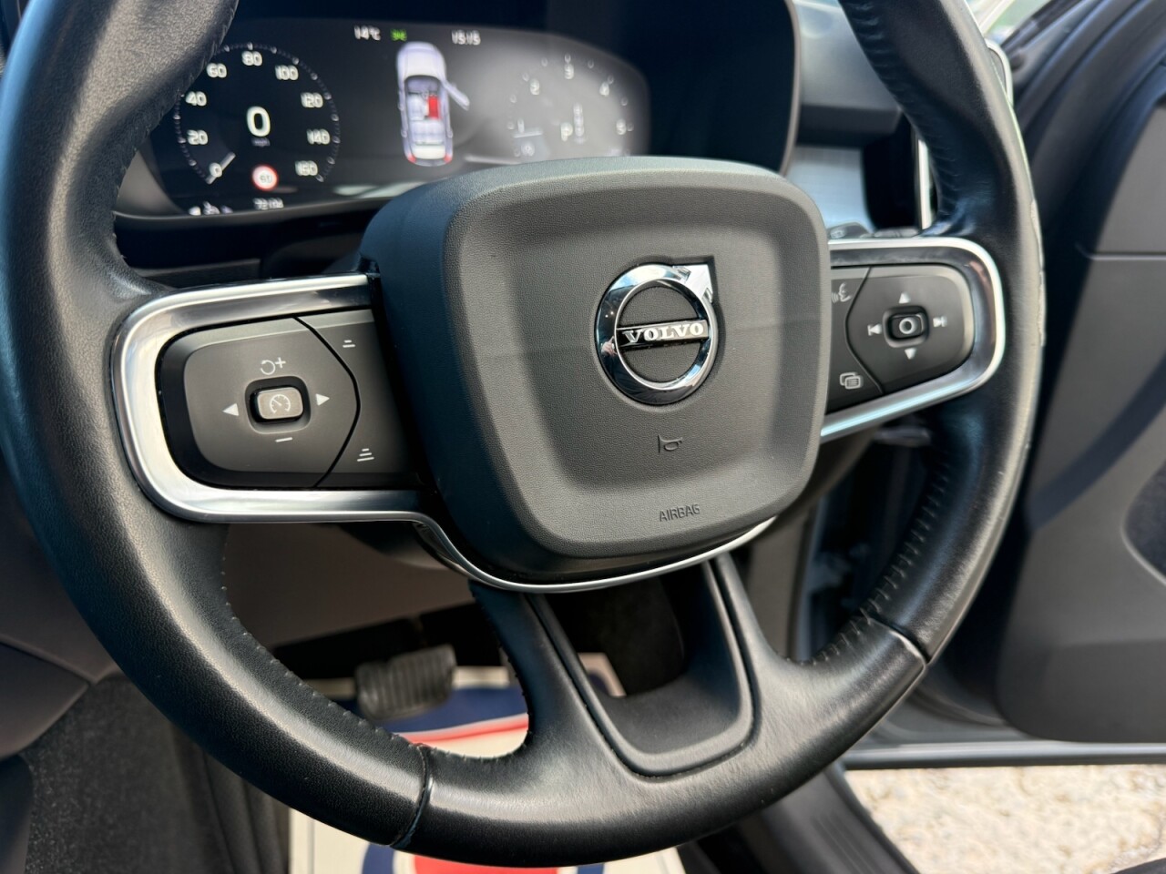 2020 VOLVO XC40 2.0 D3 Momentum SUV 5dr Diesel Auto Euro 6 (s/s) (150 ps) - vehicle photo 18 for sale on PureCar