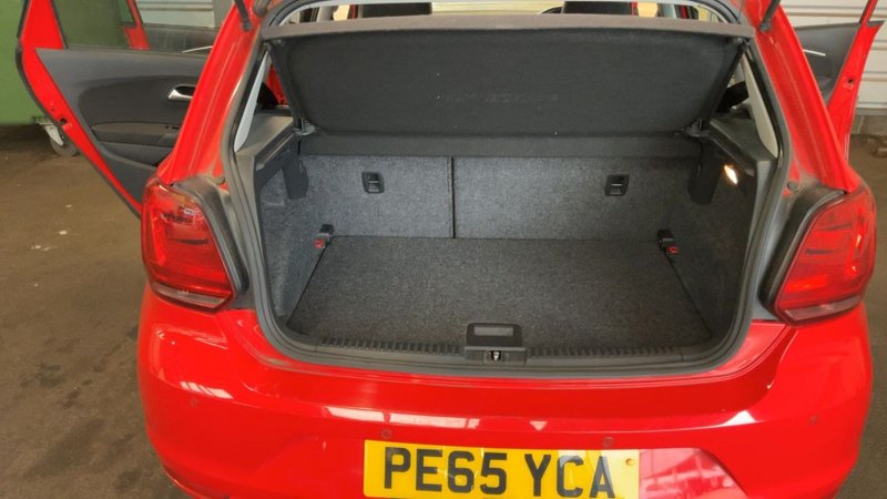 2015 Volkswagen Polo in red — photo 9 of 10