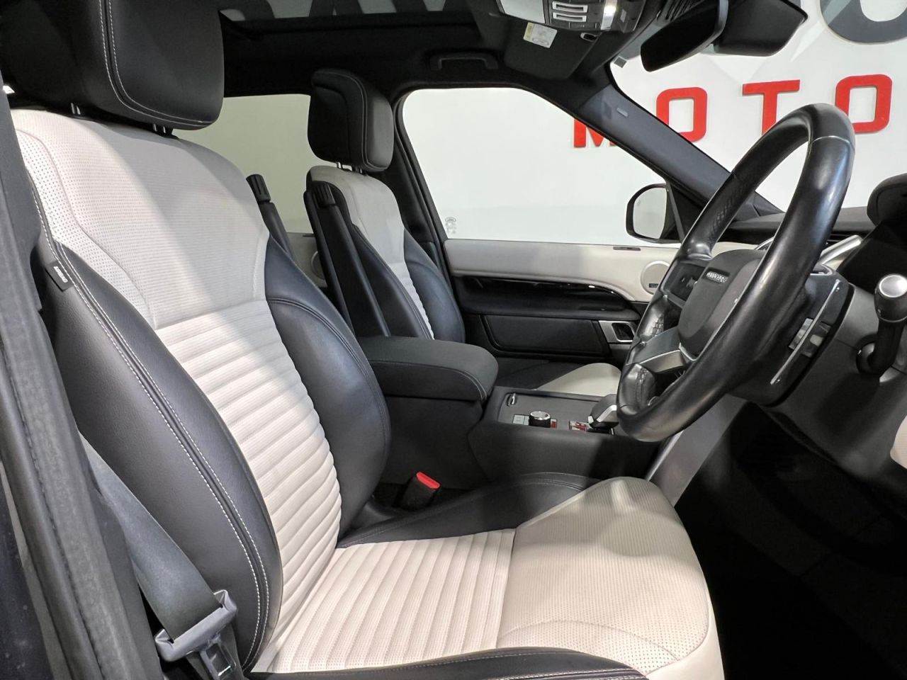 2022 LAND ROVER DISCOVERY 3.0 D300 MHEV R-Dynamic SE SUV 5dr Diesel Auto 4WD Euro 6 (s/s) (300 ps) - vehicle photo 11 for sale on PureCar