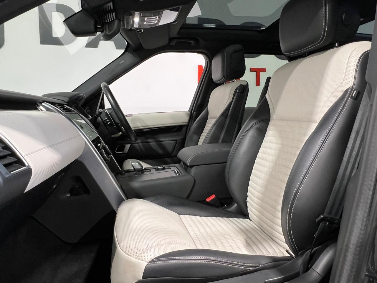 2022 LAND ROVER DISCOVERY 3.0 D300 MHEV R-Dynamic SE SUV 5dr Diesel Auto 4WD Euro 6 (s/s) (300 ps) - vehicle photo 3 for sale on PureCar