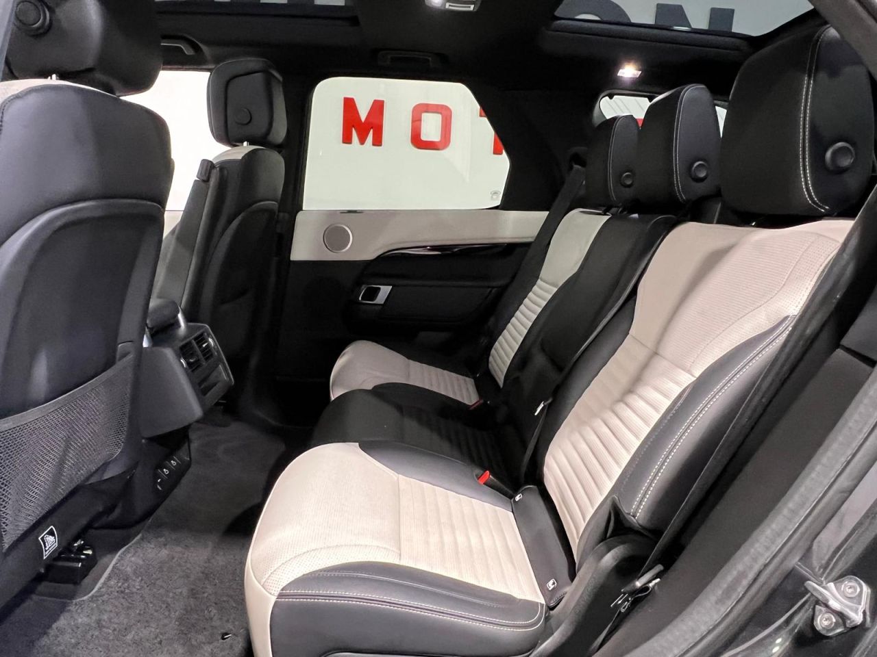 2022 LAND ROVER DISCOVERY 3.0 D300 MHEV R-Dynamic SE SUV 5dr Diesel Auto 4WD Euro 6 (s/s) (300 ps) - vehicle photo 6 for sale on PureCar