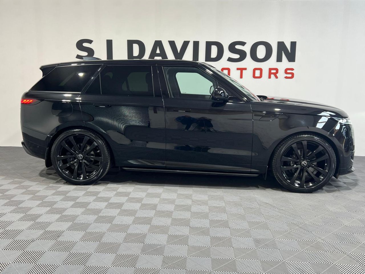2023 LAND ROVER RANGE ROVER SPORT 3.0 D300 MHEV Dynamic SE SUV 5dr Diesel Auto 4WD Euro 6 (s/s) (300 ps) Blac - vehicle photo 9 for sale on PureCar