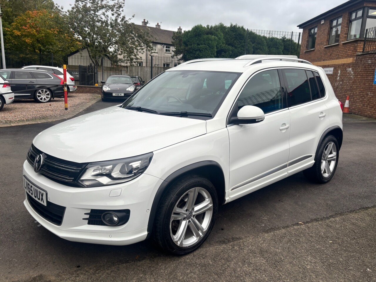 2016 VOLKSWAGEN TIGUAN 2.0 TDI BlueMotion Tech R-Line Edition SUV 5dr Diesel DSG 4WD Euro 6 (s/s) - vehicle photo 3 for sale on PureCar
