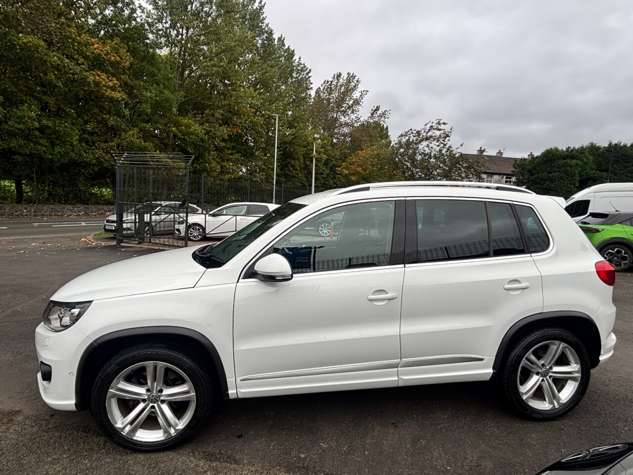 2016 VOLKSWAGEN TIGUAN 2.0 TDI BlueMotion Tech R-Line Edition SUV 5dr Diesel DSG 4WD Euro 6 (s/s) - vehicle photo 4 for sale on PureCar