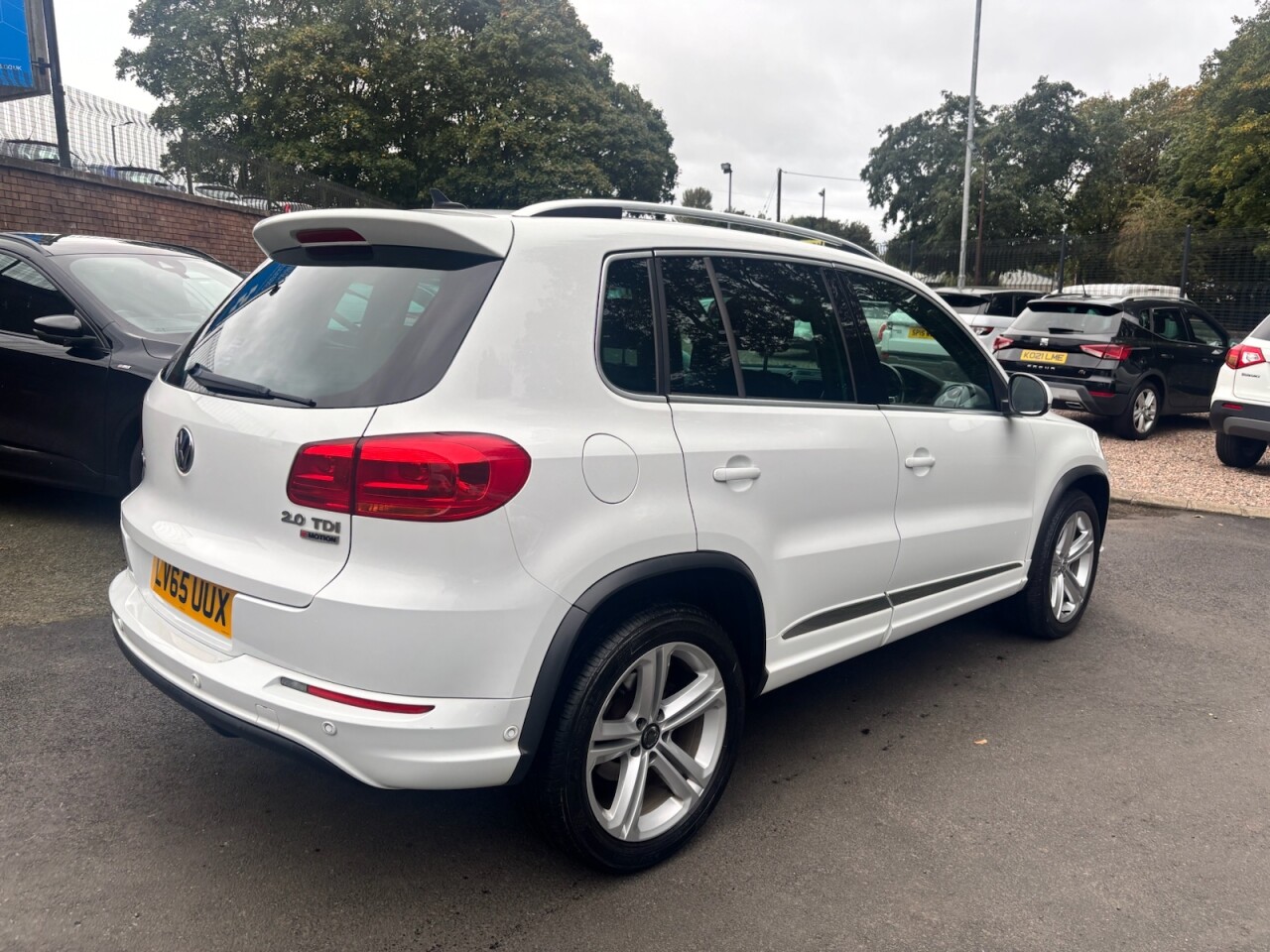 2016 VOLKSWAGEN TIGUAN 2.0 TDI BlueMotion Tech R-Line Edition SUV 5dr Diesel DSG 4WD Euro 6 (s/s) - vehicle photo 7 for sale on PureCar