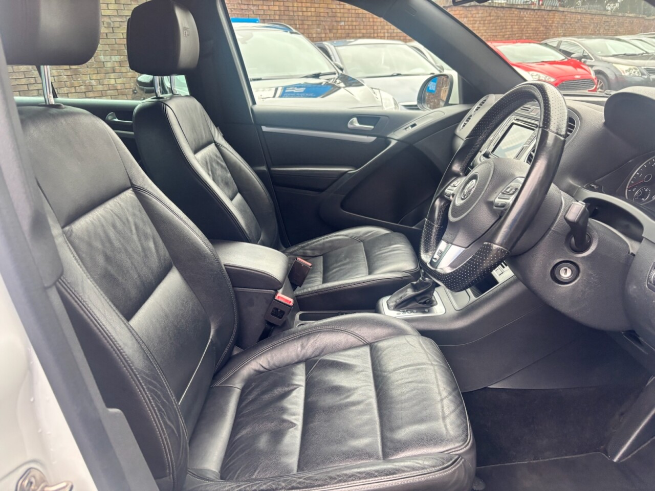2016 VOLKSWAGEN TIGUAN 2.0 TDI BlueMotion Tech R-Line Edition SUV 5dr Diesel DSG 4WD Euro 6 (s/s) - vehicle photo 9 for sale on PureCar
