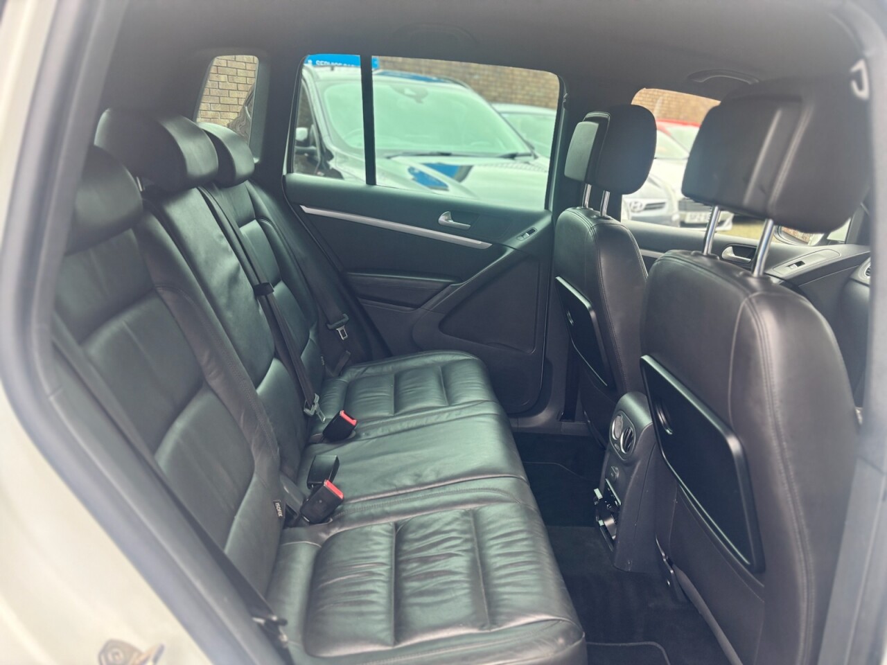 2016 VOLKSWAGEN TIGUAN 2.0 TDI BlueMotion Tech R-Line Edition SUV 5dr Diesel DSG 4WD Euro 6 (s/s) - vehicle photo 11 for sale on PureCar