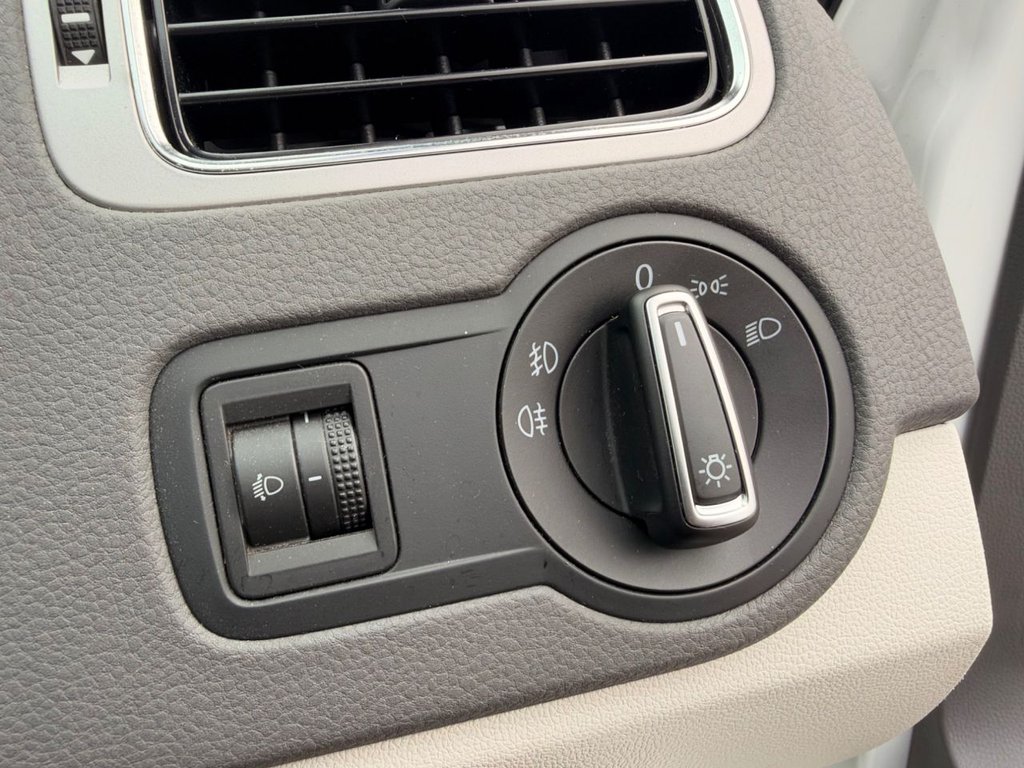 2017 Volkswagen Polo — image 37