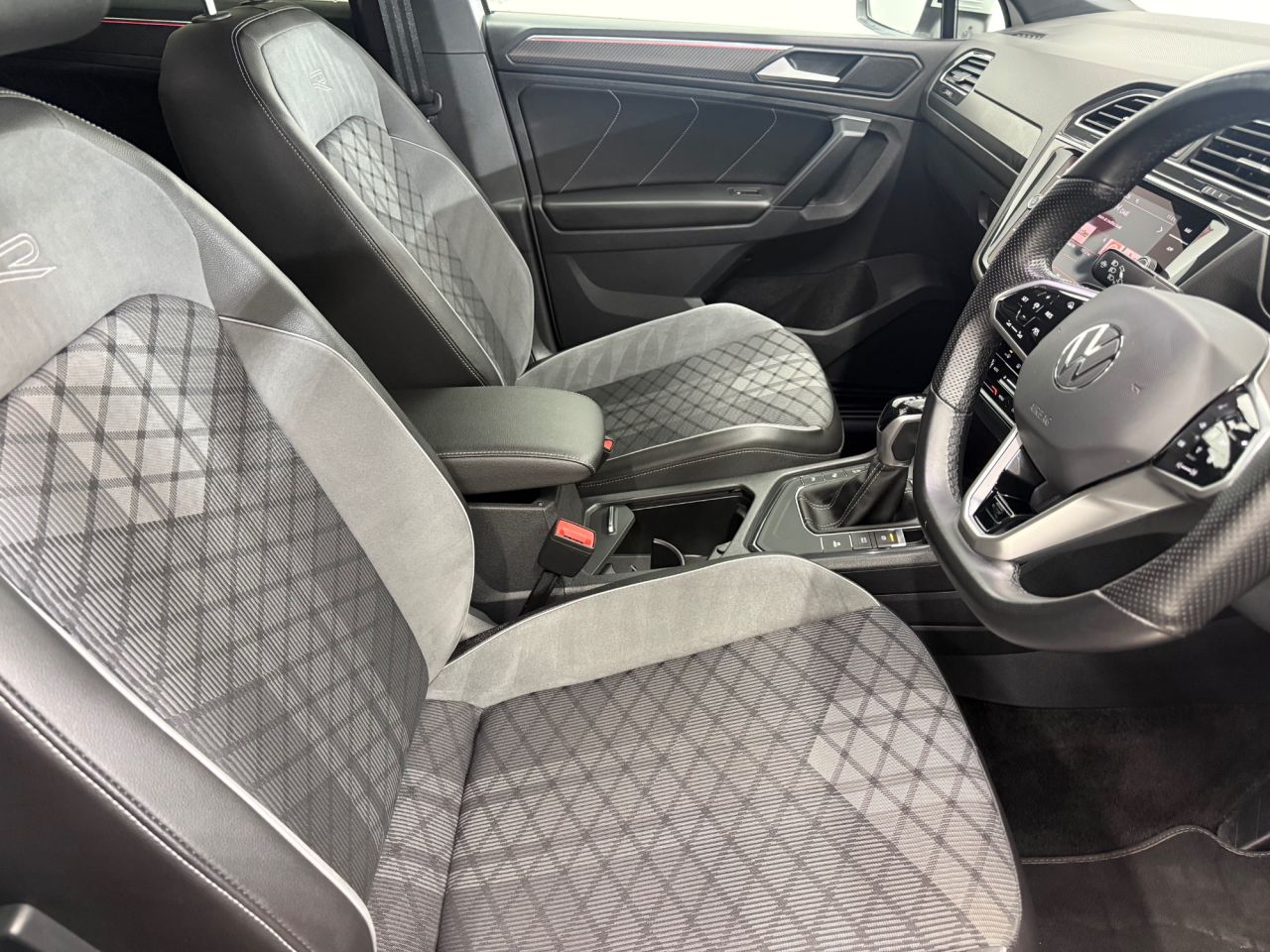 2021 VOLKSWAGEN TIGUAN 2.0 TDI R-Line SUV 5dr Diesel DSG Euro 6 (s/s) (150 ps) - vehicle photo 11 for sale on PureCar