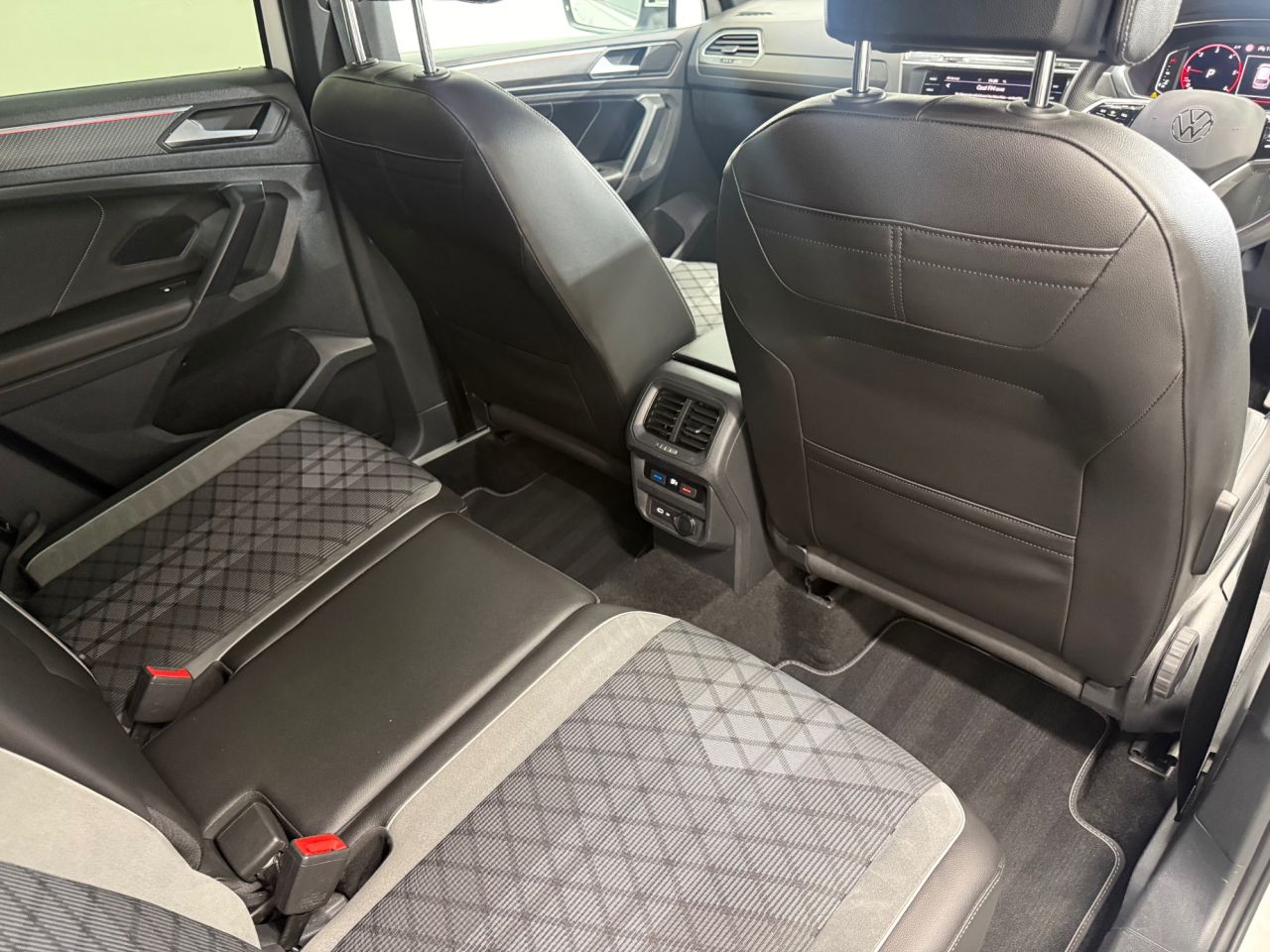 2021 VOLKSWAGEN TIGUAN 2.0 TDI R-Line SUV 5dr Diesel DSG Euro 6 (s/s) (150 ps) - vehicle photo 20 for sale on PureCar
