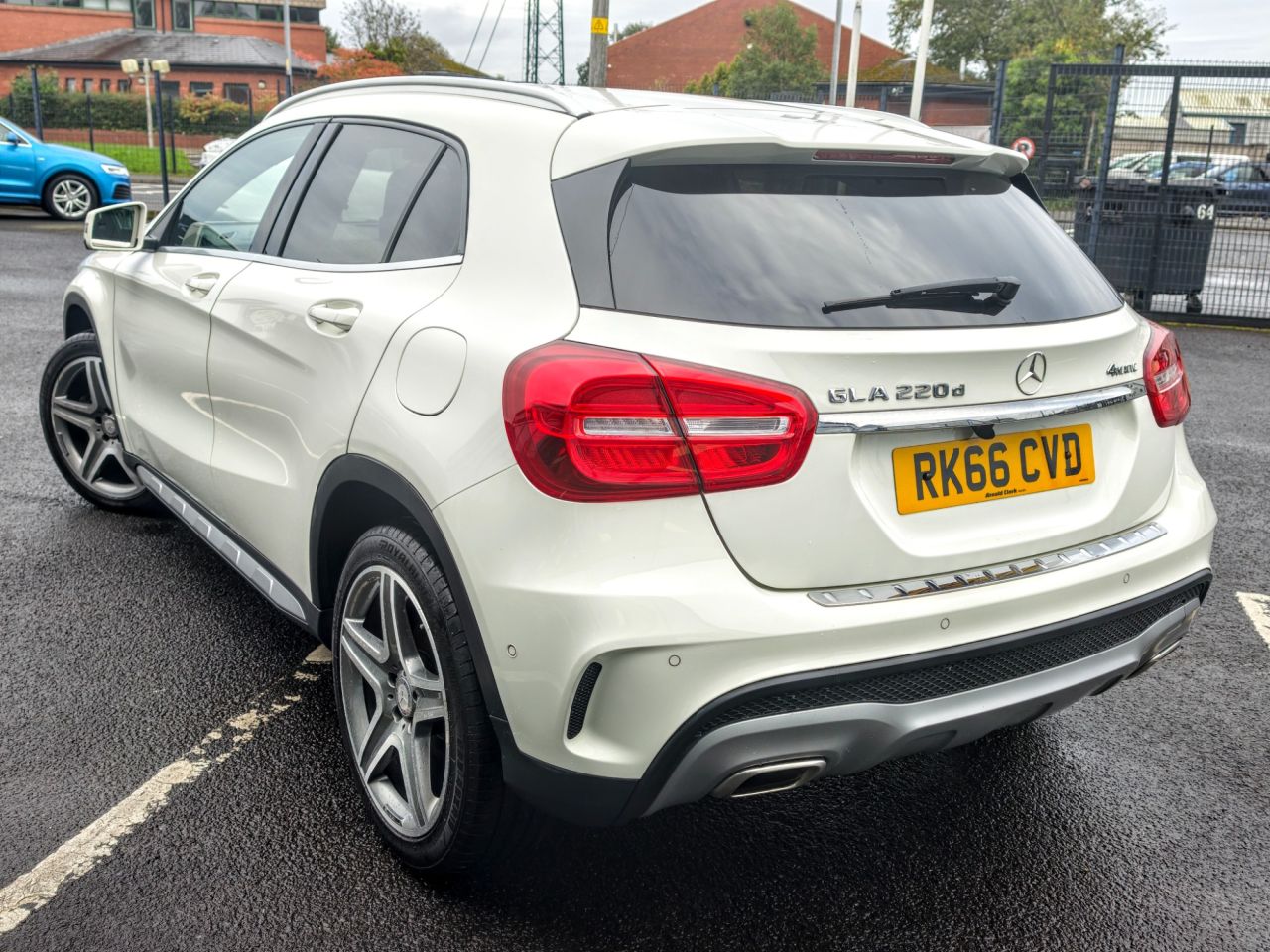 2016 MERCEDES GLA 2.1 GLA220d AMG Line (Premium) SUV 5dr Diesel 7G-DCT 4MATIC Euro 6 (s/s) (1 - vehicle photo 3 for sale on PureCar