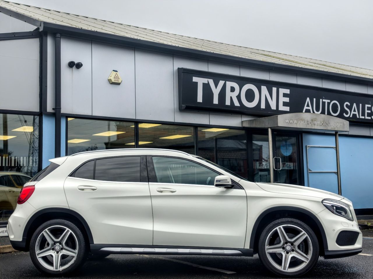 2016 MERCEDES GLA 2.1 GLA220d AMG Line (Premium) SUV 5dr Diesel 7G-DCT 4MATIC Euro 6 (s/s) (1 - vehicle photo 4 for sale on PureCar