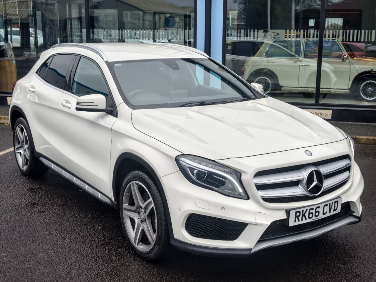 2016 MERCEDES GLA 2.1 GLA220d AMG Line (Premium) SUV 5dr Diesel 7G-DCT 4MATIC Euro 6 (s/s) (1 - vehicle photo 8 for sale on PureCar