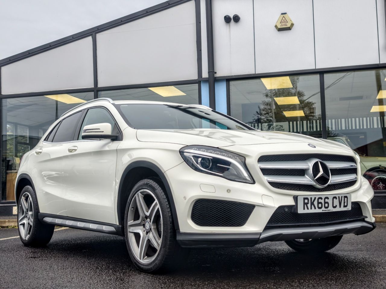 2016 MERCEDES GLA 2.1 GLA220d AMG Line (Premium) SUV 5dr Diesel 7G-DCT 4MATIC Euro 6 (s/s) (1 - vehicle photo 14 for sale on PureCar