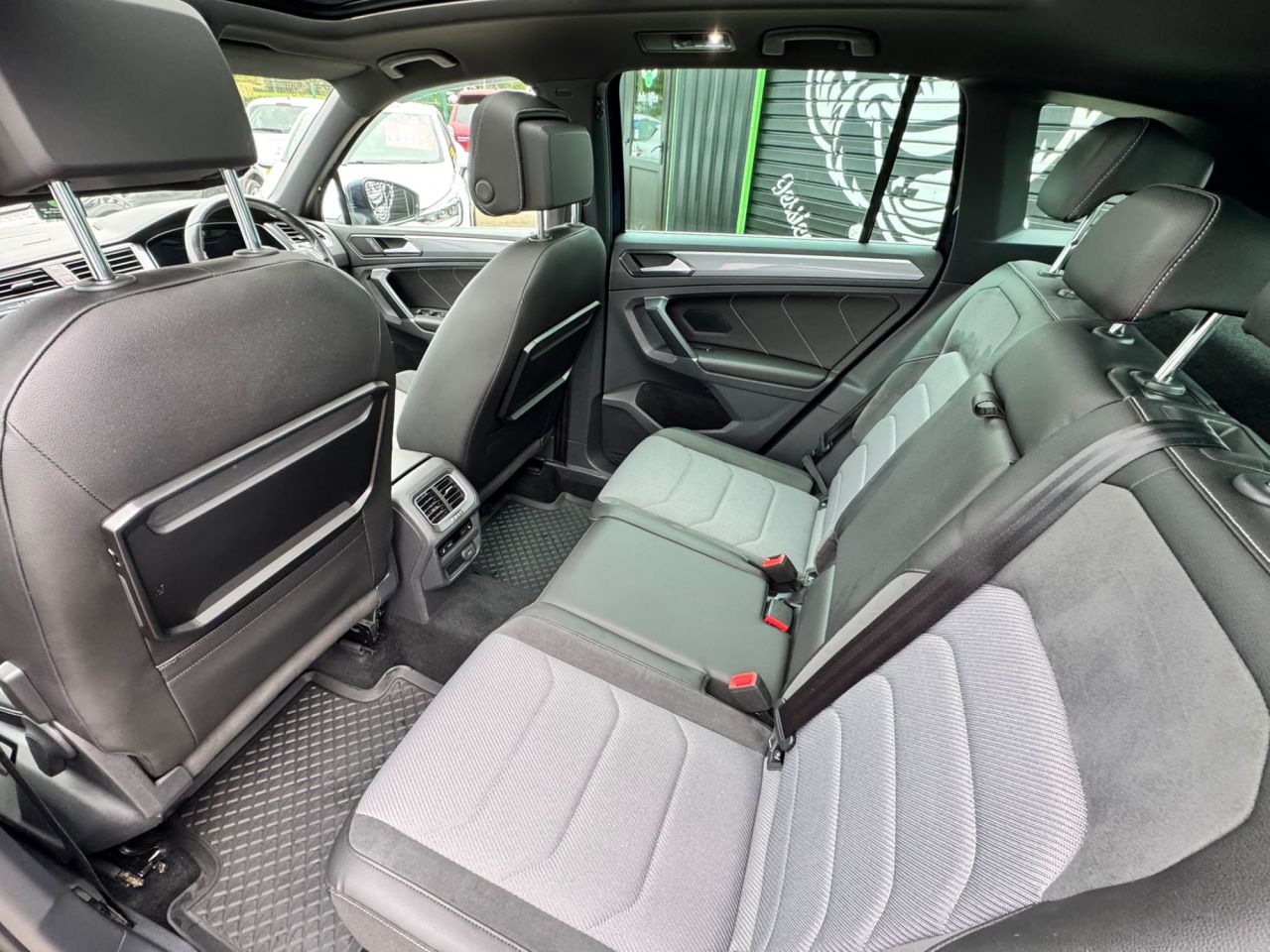 2016 VOLKSWAGEN TIGUAN 2.0 TDI BlueMotion Tech R-Line SUV 5dr Diesel DSG 4Motion Euro 6 (s/s) (190 - vehicle photo 12 for sale on PureCar