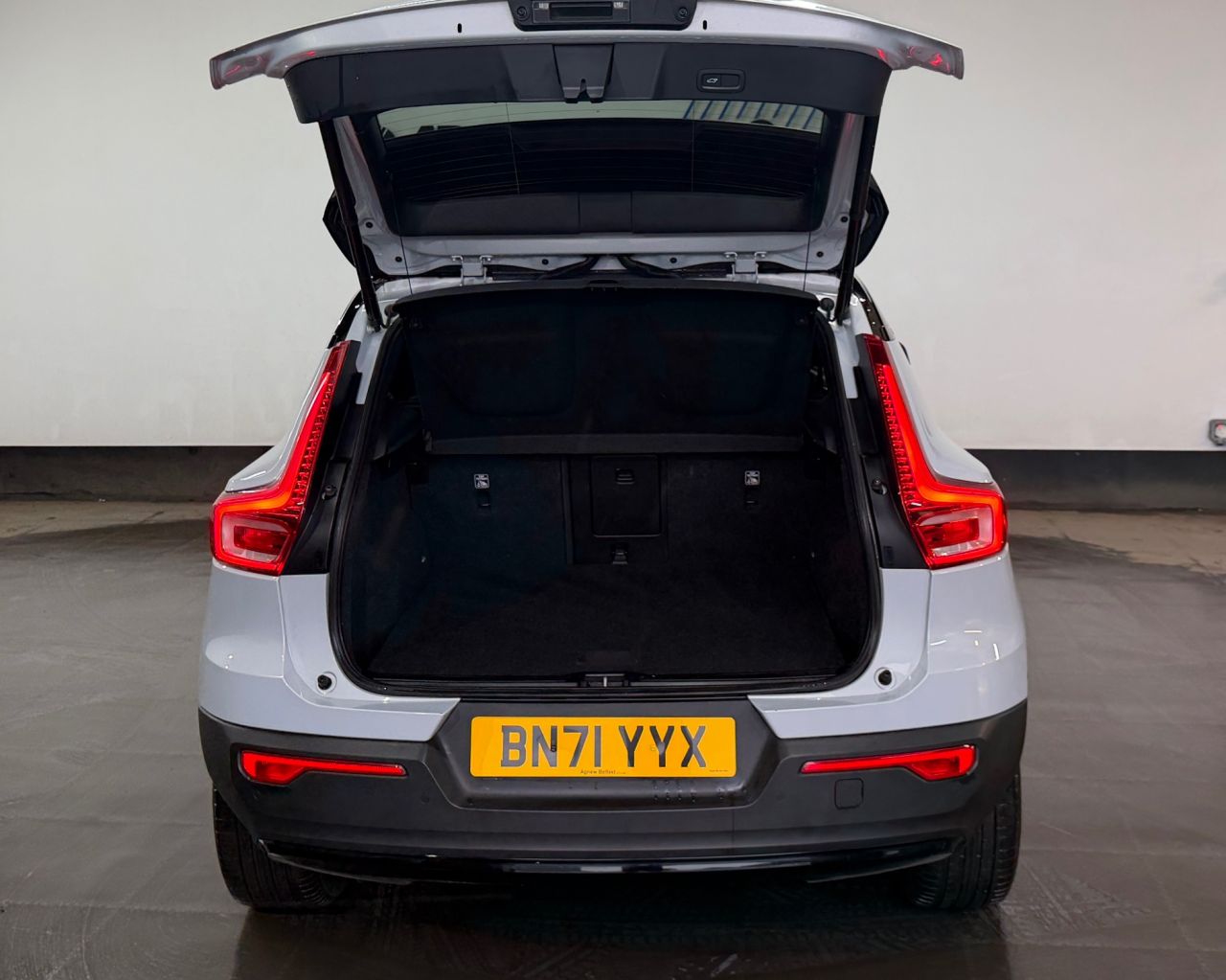 2022 VOLVO XC40 1.5h T5 Recharge 10.7kWh Ultimate Dark SUV 5dr Petrol Plug-in Hybrid Auto E - vehicle photo 8 for sale on PureCar