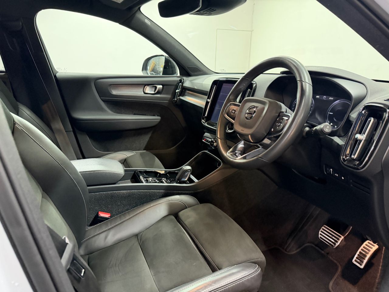 2022 VOLVO XC40 1.5h T5 Recharge 10.7kWh Ultimate Dark SUV 5dr Petrol Plug-in Hybrid Auto E - vehicle photo 9 for sale on PureCar