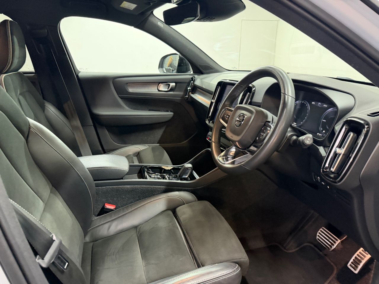 2022 VOLVO XC40 1.5h T5 Recharge 10.7kWh Ultimate Dark SUV 5dr Petrol Plug-in Hybrid Auto E - vehicle photo 10 for sale on PureCar