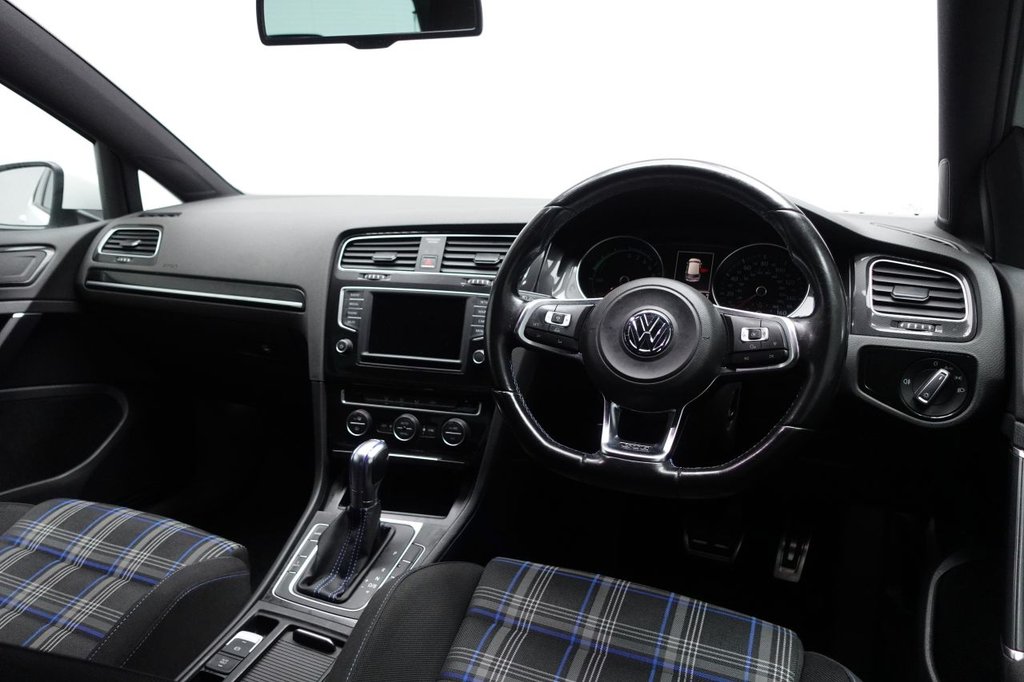 2016 Volkswagen Golf — image 8