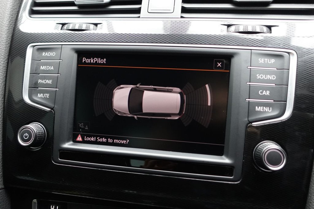 2016 Volkswagen Golf — image 2