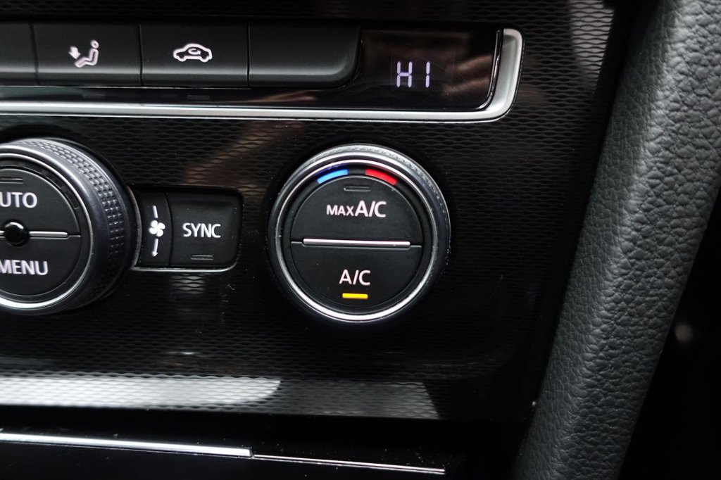 2016 Volkswagen Golf — image 24