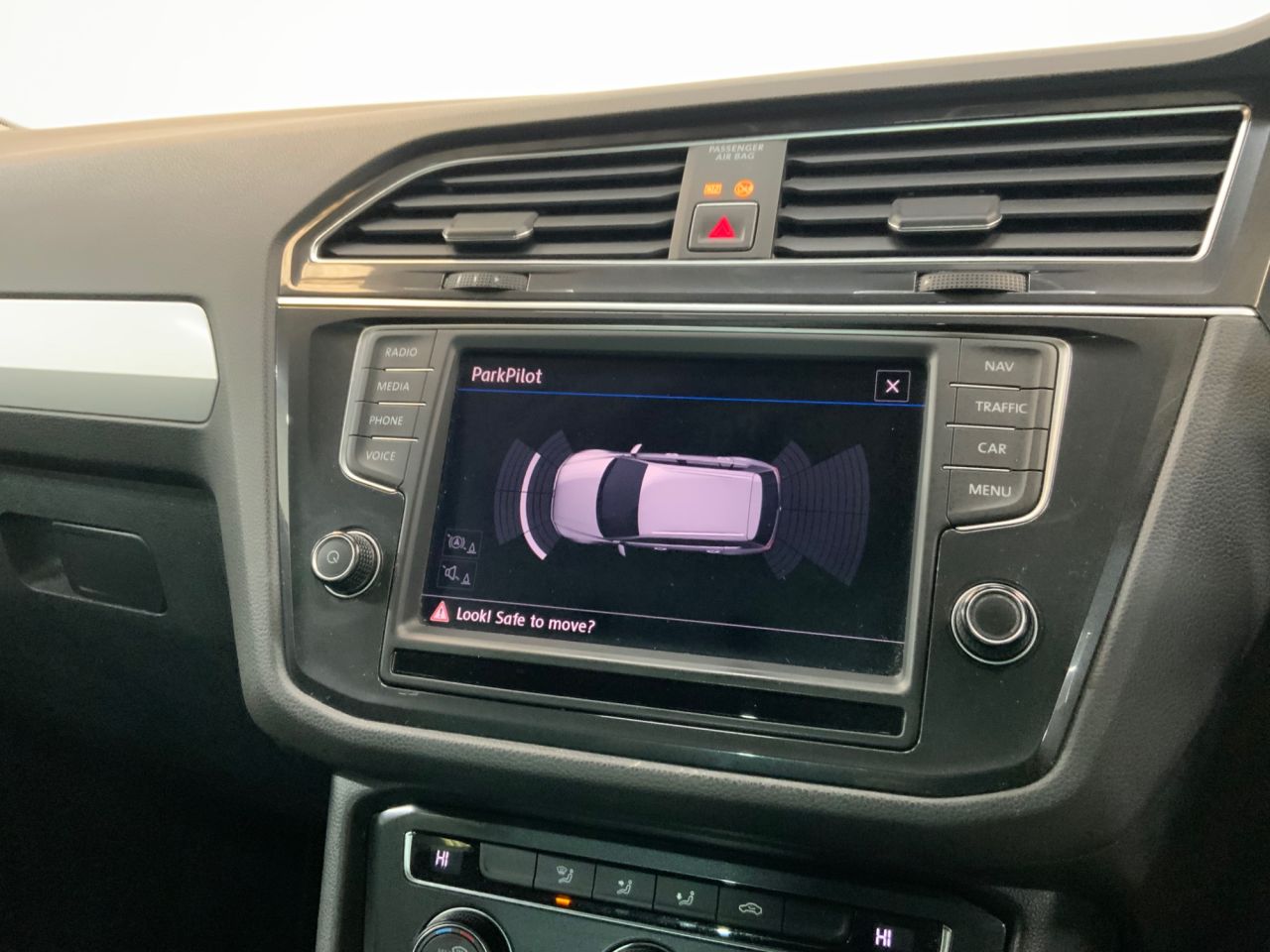 2017 VOLKSWAGEN TIGUAN 2.0 TDI BlueMotion Tech SE Navigation SUV 5dr Diesel Manual 4Motion Euro 6 - vehicle photo 18 for sale on PureCar
