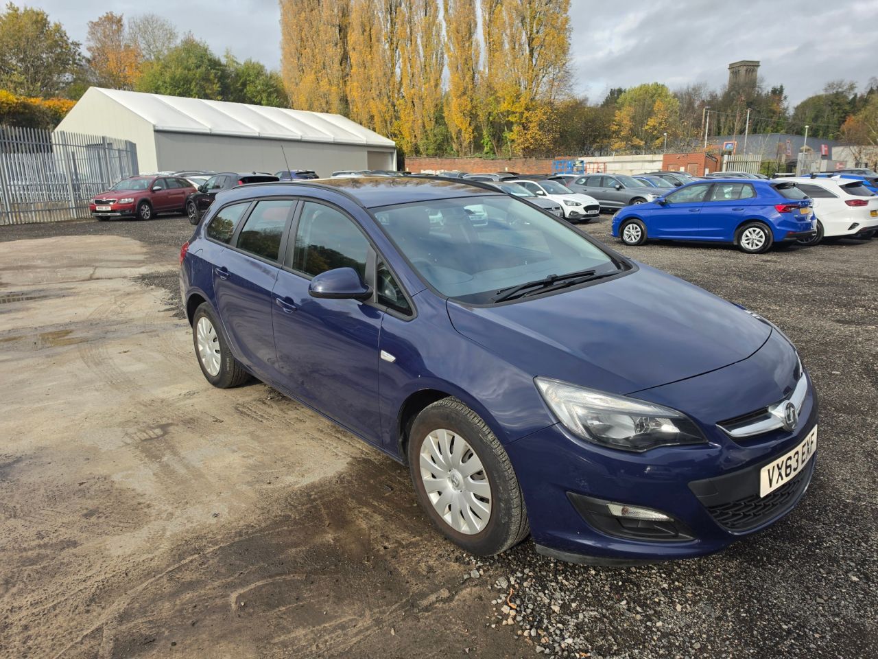 2013 Vauxhall Astra front three-quarter view