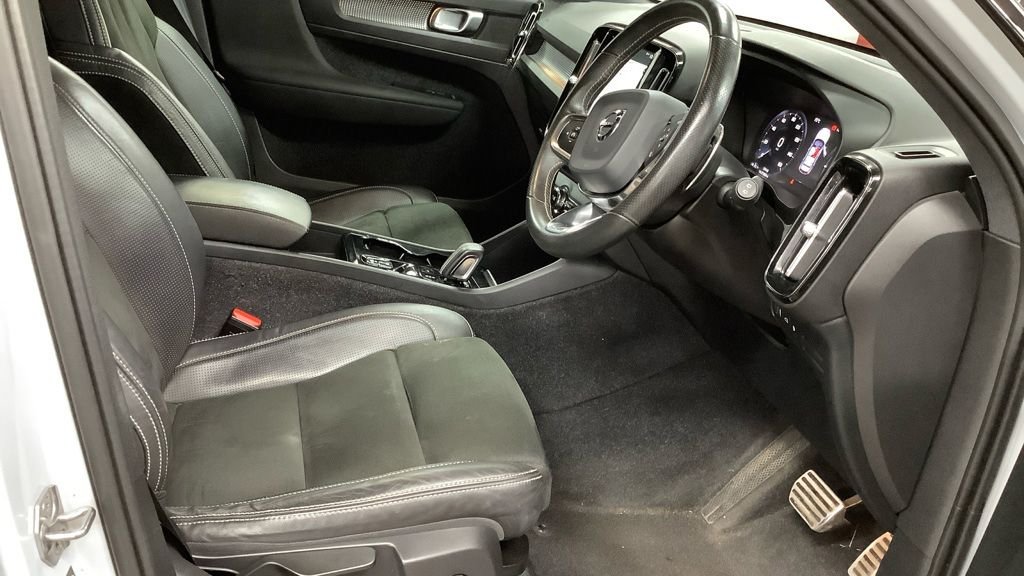 2020 Volvo XC40 — image 2