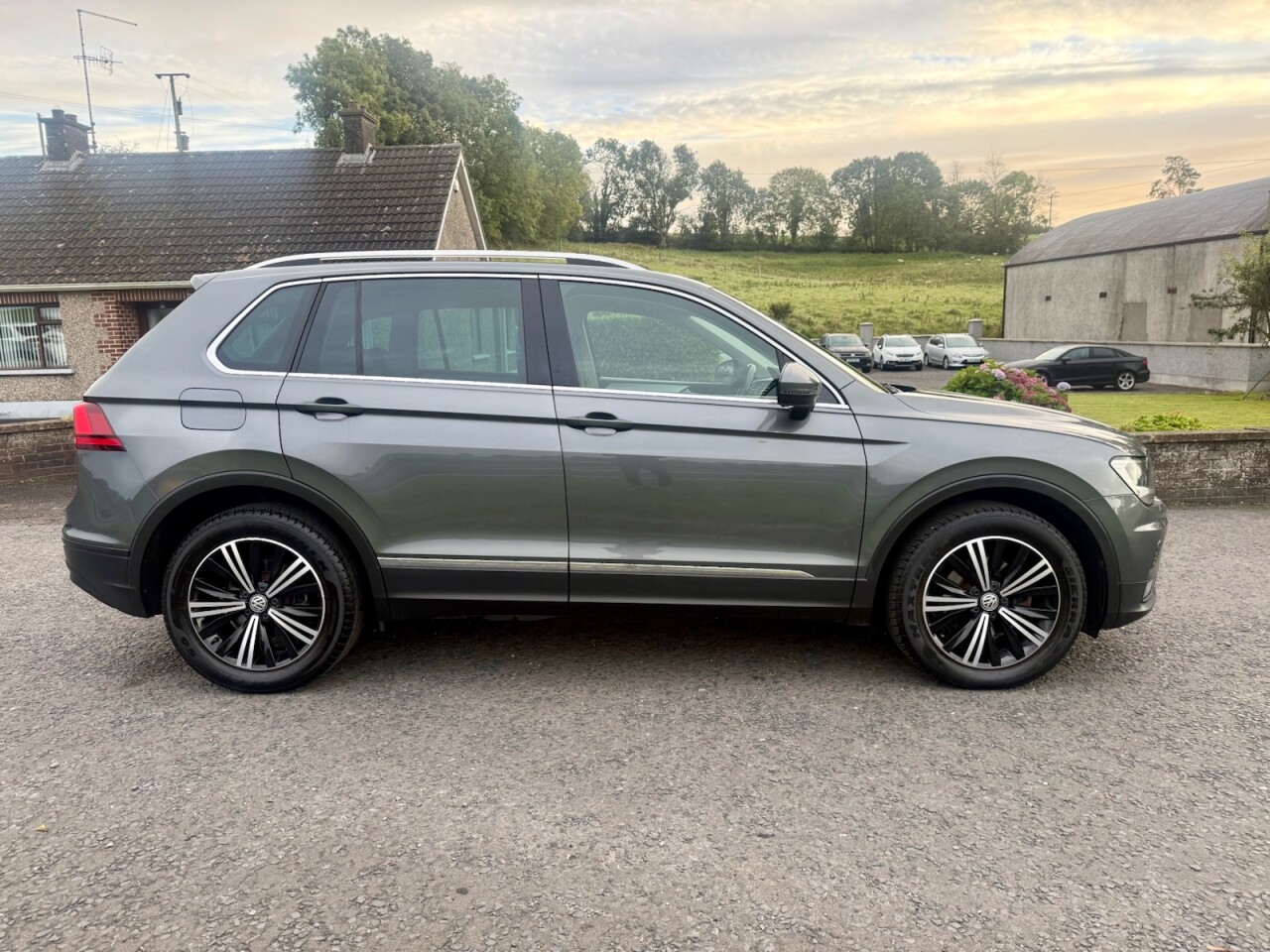 2018 VOLKSWAGEN TIGUAN 2.0 TDI SE Navigation Diesel DSG Auto 150BHP LOW MILES - vehicle photo 2 for sale on PureCar