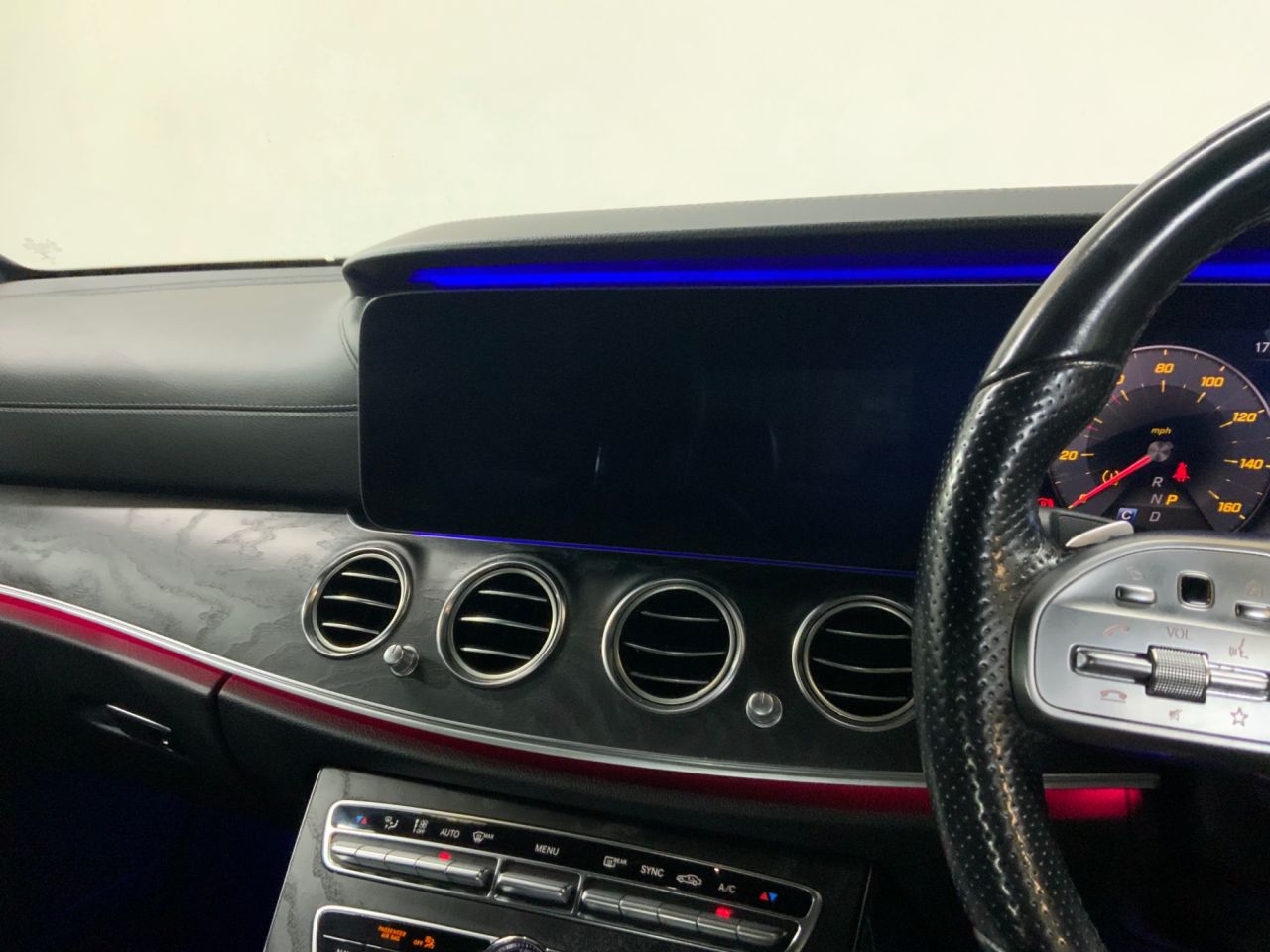 2019 MERCEDES E CLASS 2.0 E220d AMG Line Saloon 4dr Diesel G-Tronic+ Euro 6 (s/s) (194 ps) - vehicle photo 26 for sale on PureCar