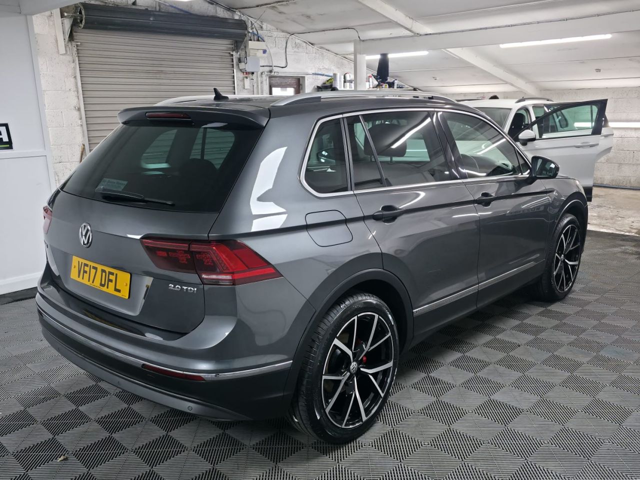2017 VOLKSWAGEN TIGUAN 2.0 TDI SEL SUV 5dr Diesel DSG Euro 6 (s/s) (150 ps) - vehicle photo 6 for sale on PureCar
