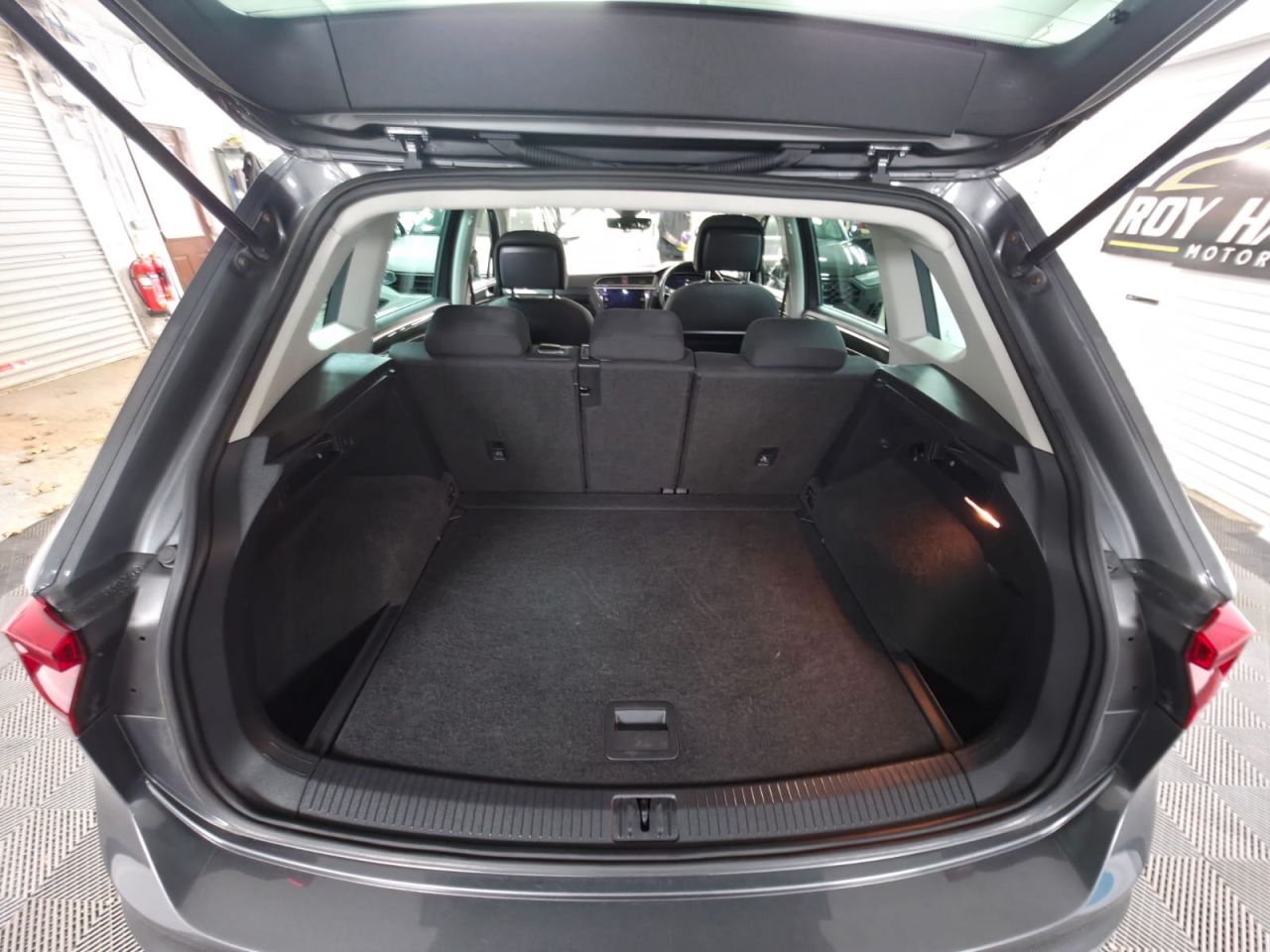 2017 VOLKSWAGEN TIGUAN 2.0 TDI SEL SUV 5dr Diesel DSG Euro 6 (s/s) (150 ps) - vehicle photo 17 for sale on PureCar