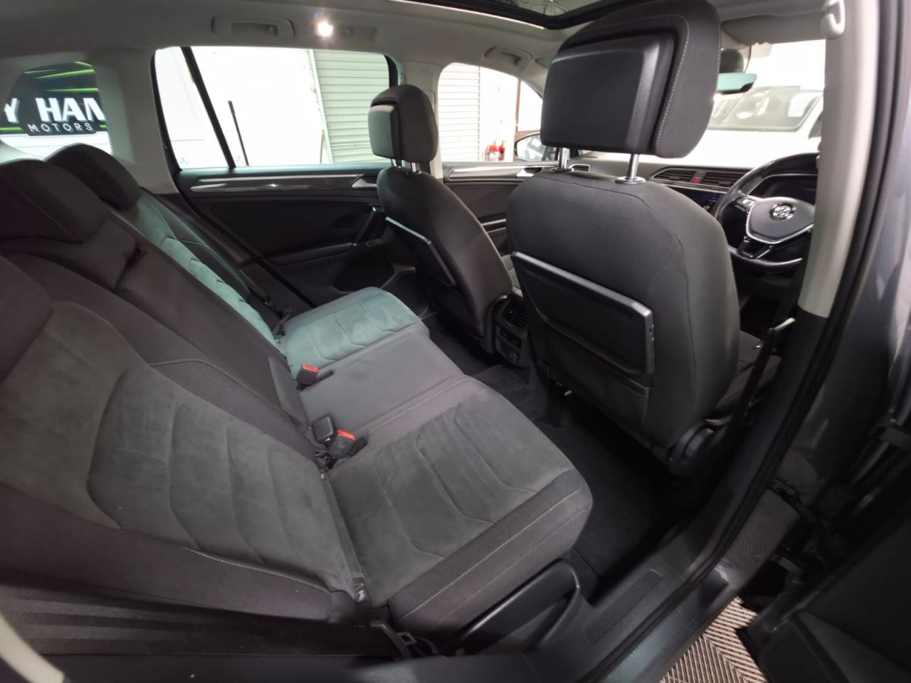 2017 VOLKSWAGEN TIGUAN 2.0 TDI SEL SUV 5dr Diesel DSG Euro 6 (s/s) (150 ps) - vehicle photo 18 for sale on PureCar
