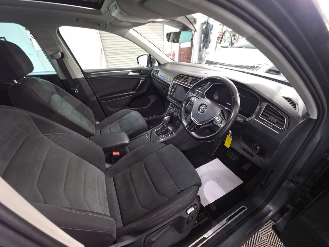 2017 VOLKSWAGEN TIGUAN 2.0 TDI SEL SUV 5dr Diesel DSG Euro 6 (s/s) (150 ps) - vehicle photo 19 for sale on PureCar