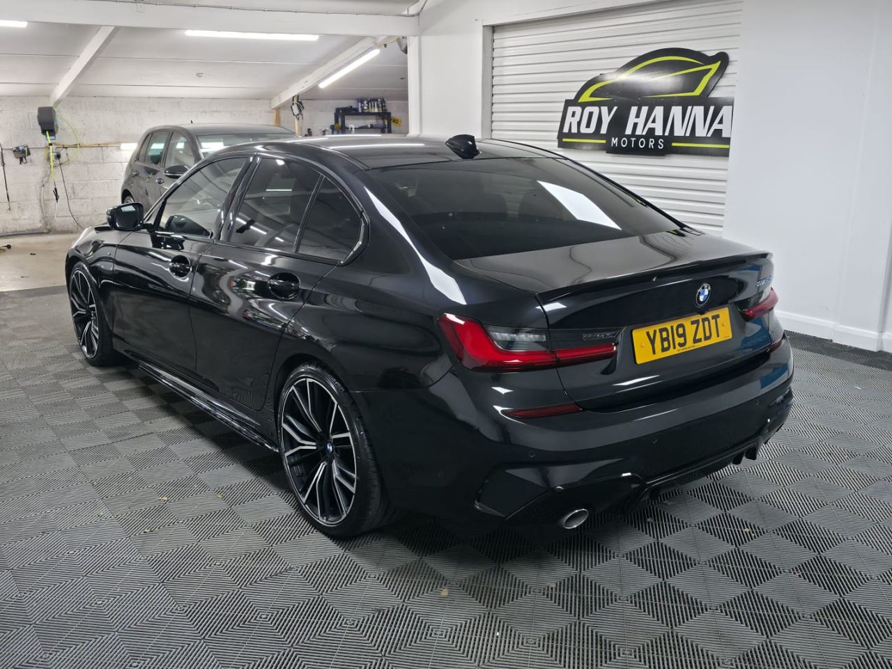 2019 BMW 3 SERIES 2.0 318d M Sport Saloon 4dr Diesel Auto Euro 6 (s/s) (150 ps) Front and Rea - vehicle photo 4 for sale on PureCar