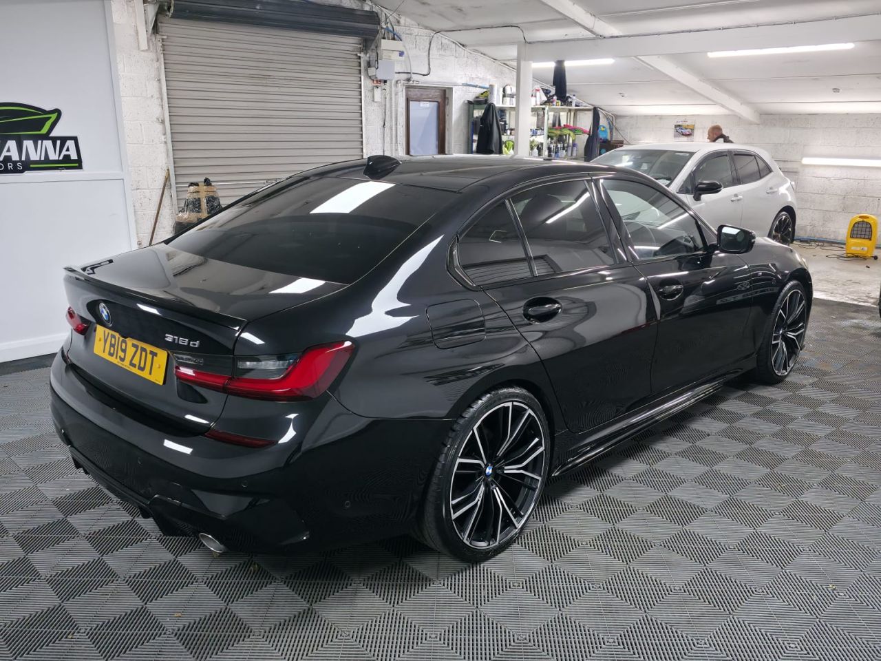 2019 BMW 3 SERIES 2.0 318d M Sport Saloon 4dr Diesel Auto Euro 6 (s/s) (150 ps) Front and Rea - vehicle photo 6 for sale on PureCar