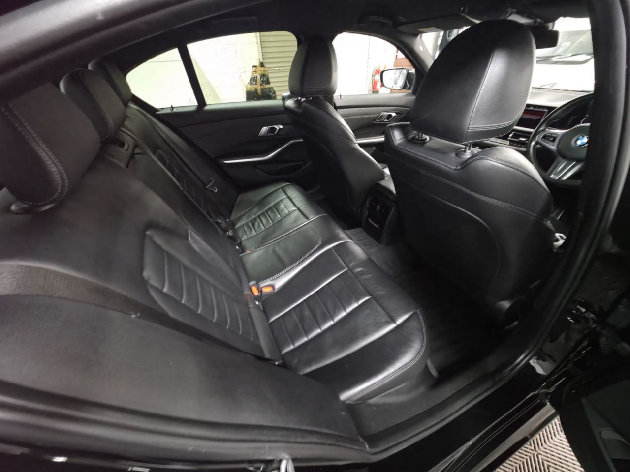 2019 BMW 3 SERIES 2.0 318d M Sport Saloon 4dr Diesel Auto Euro 6 (s/s) (150 ps) Front and Rea - vehicle photo 17 for sale on PureCar