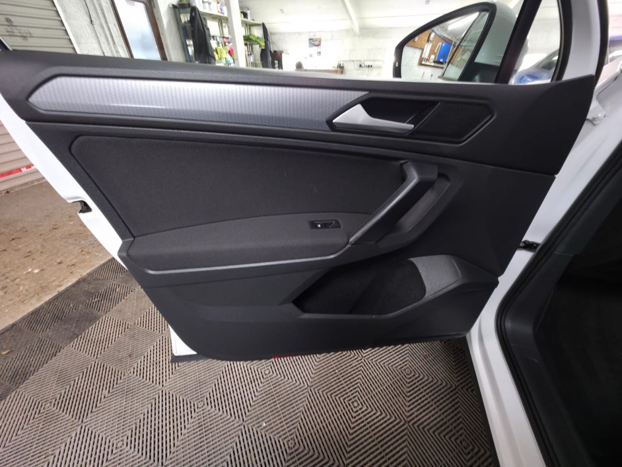 2022 VOLKSWAGEN TIGUAN 1.5 TSI Life SUV 5dr Petrol Manual Euro 6 (s/s) (150 ps) 1 Owner - Sensors - vehicle photo 13 for sale on PureCar