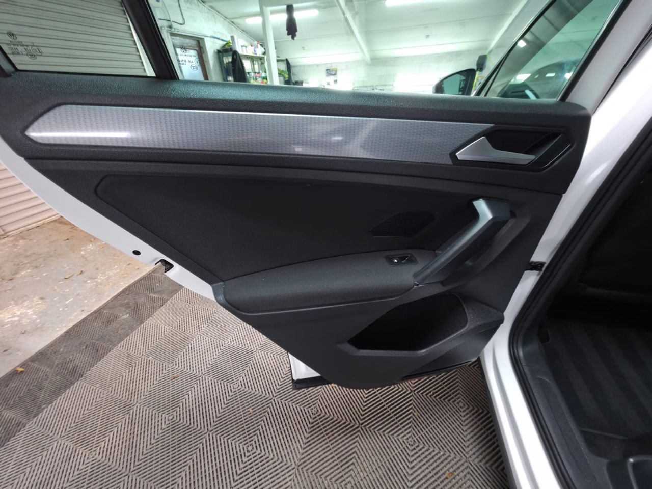 2022 VOLKSWAGEN TIGUAN 1.5 TSI Life SUV 5dr Petrol Manual Euro 6 (s/s) (150 ps) 1 Owner - Sensors - vehicle photo 15 for sale on PureCar