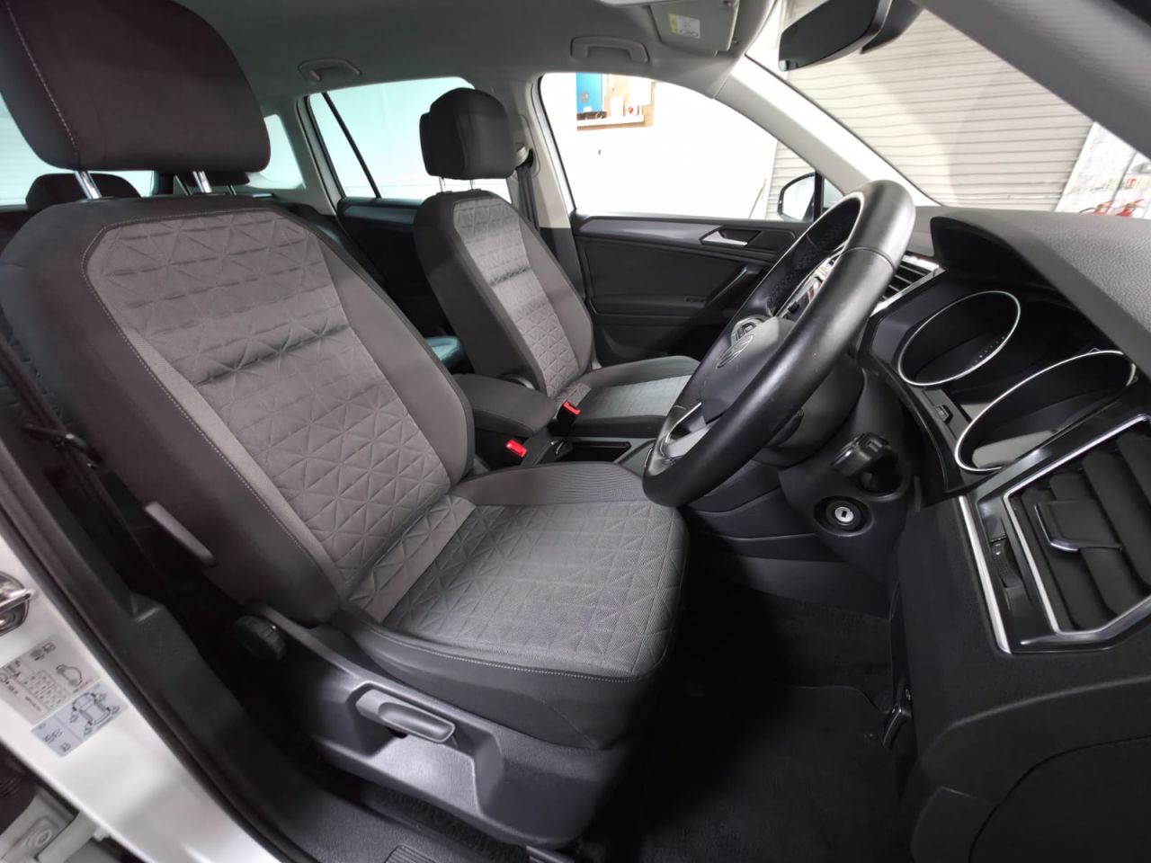 2022 VOLKSWAGEN TIGUAN 1.5 TSI Life SUV 5dr Petrol Manual Euro 6 (s/s) (150 ps) 1 Owner - Sensors - vehicle photo 19 for sale on PureCar