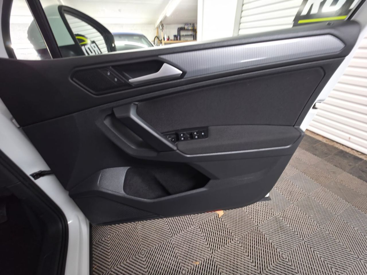 2022 VOLKSWAGEN TIGUAN 1.5 TSI Life SUV 5dr Petrol Manual Euro 6 (s/s) (150 ps) 1 Owner - Sensors - vehicle photo 20 for sale on PureCar